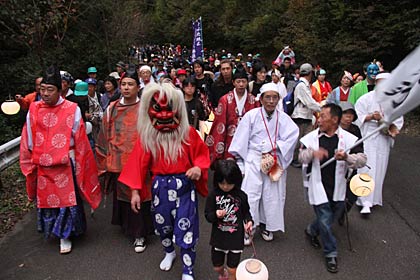 国上山の林道を下る「第7回越後くがみ山　酒呑童子行列」の鬼の灯火行列