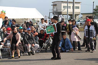 i郁丸さんが酒呑童子を描いたイラストを来場者に紹介するなんぐさん