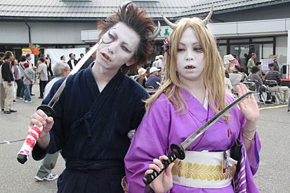 鬼の仮装コンクールでおとなの部優勝の桜木さん(右)と特別賞の鈴木さん(左)