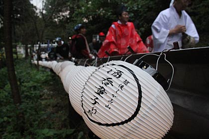 酒呑童子行列用に昨年、作成したちょうちんを手に行列