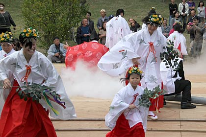 酒呑童子で舞からの酒呑童子の鬼変化のパフォーマンス