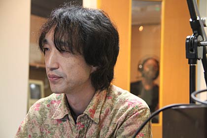  にぎやかな子どもたちの声が消えたあと、静まりかえったたスタジオで最後のフルートの演奏を録音する笠原社長と本宮さん