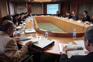 17日開かれた第1回三条市成長産業戦略検討委員会