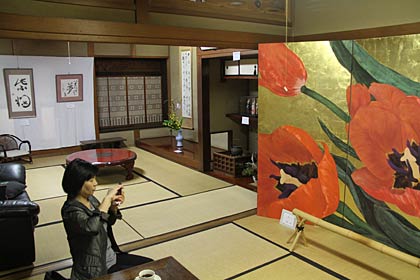 大学の卒業制作で描かれた屏風の大作も