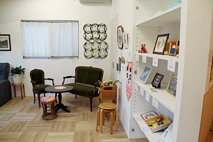 11月15日の「コミュニティ・カフェ ふらっと」オープンを前に11月13日までNPO地域たすけあいネットワークの「かじまちの家」で開かれている「ふらっと文化祭」