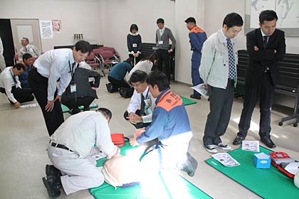 AEDを使った心肺蘇生法の訓練