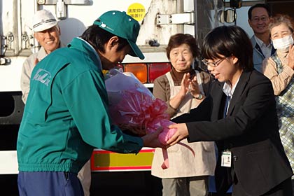 「加茂の梨　新高」を積んで出発するトラックドライバーにJA職員から花束贈呈
