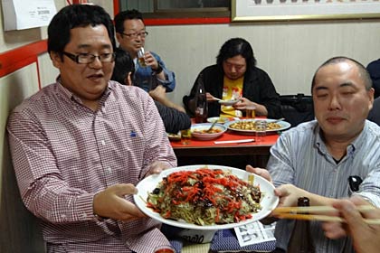 龍昇園で馬場さんにちなんだビッグサイズの焼きそば「16文ごうつく」を味わう