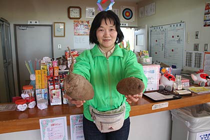 ふれあい広場の畑でこんなに大きく育ったサツマイモを焼きいもにしてふるまう