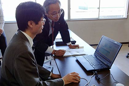 燕市電子入札開札式で鈴木市長も入札システムのパソコンに向かう