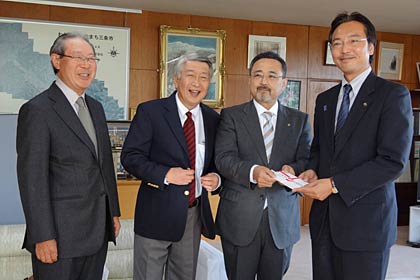 左から三条商鐵組合の栗山記念ゴルフ大会部会リーダー、相場副組合長、野崎組合長、国定市長
