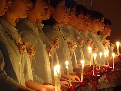 三条市医師会准看護学院の第48期生三条市医師会准看護学院継燈式