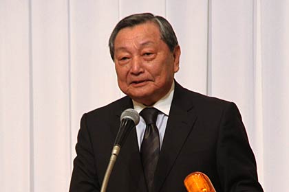 あいさつする山崎会頭