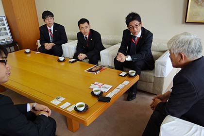 吉田副市長と歓談するダムズグループの店長ら