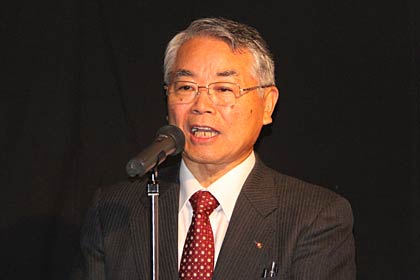 あいさつする石田社長