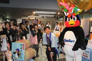 ひもを引いてくす玉を割る、つば九郎と鈴木市
