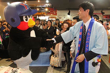 つば九郎と鈴木市長ががっちり握手