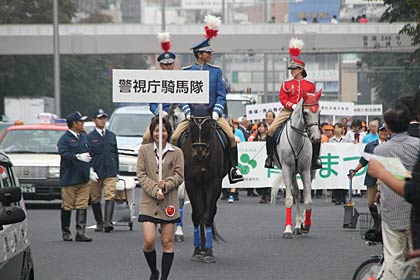 青山パレードの先導を務める警視庁騎馬隊