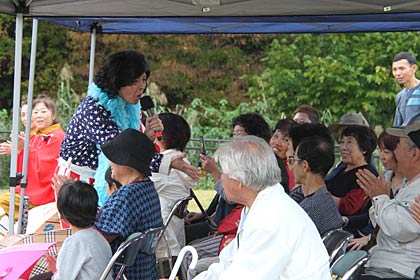 23日に三条市総合運動公園芝生広場で開かれた「2011 Ball Park FESTIVAL vol.5-1」で大爆笑だったマロン陵さんのものまねショー