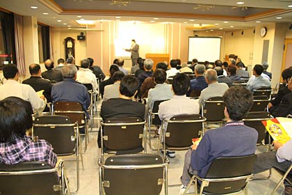 約100人が来場して会場は満杯