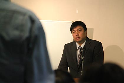 質疑応答で来場者の質問に耳を傾ける一色さん