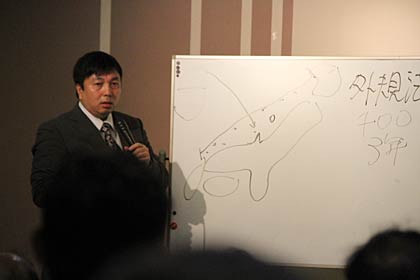 ホワイトボードも使って軍事的脅威をわかりやすく説明