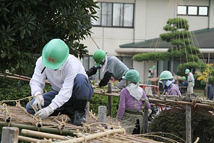 つかのめの里で行われた三条市シルバー人材センターの冬囲い講習会