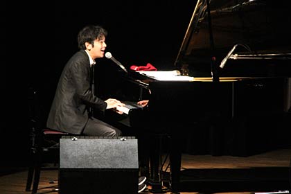 ピアノと歌の弓削田さん