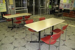 燕市総合文化センターのホールなどに寄付されたテーブルを設置、いすは同センターの結婚式場にゆかり？