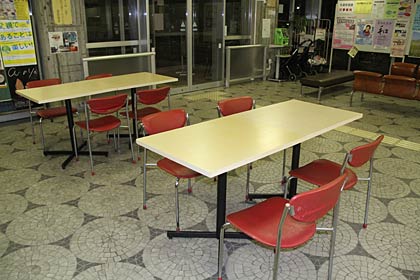 燕市総合文化センターのホールに設置されたテーブル