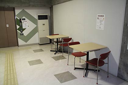 エレベーターホールにはちょとオシャレなペア席？