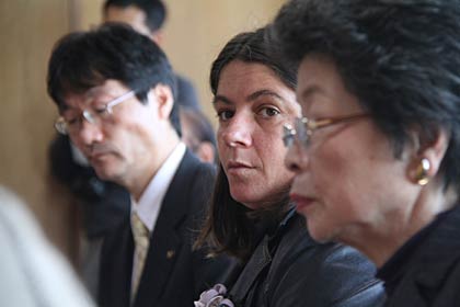 左から鈴木市長、アルカッション校のボノー先生、新潟調理師専門学校の吉田校長