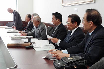 三条市教育委員会に小中一体校問題などについて質問する「一体校問題について市教育委員会の考えを聞く会」