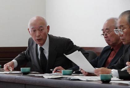 左が「一体校問題について市教育委員会の考えを聞く会」の永塚会長