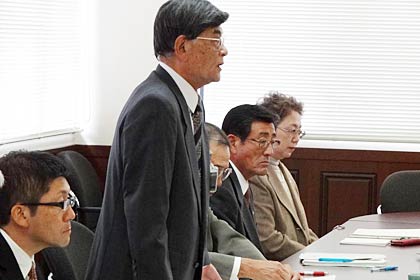 質問に答える松永教育長