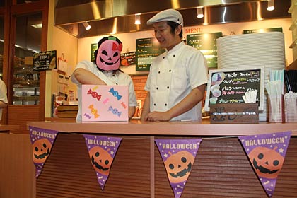 29、30、31日と小学生以下を対象にキャンディーのつかみ取りを行う加茂市のパン工房「Chiyoda Bakery cocolatte」、右が河内チーフ