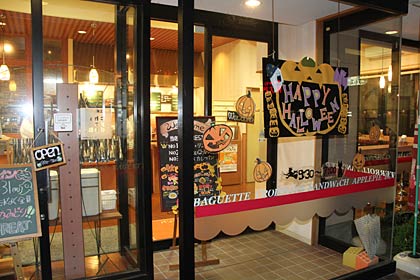 店の入り口もハロウィーンのディスプレーでにぎやかに