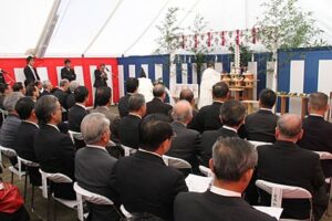 約100人が出席して行われた燕市新庁舎建設工事の安全祈願祭
