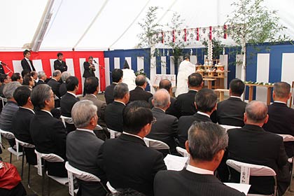 約100人が出席して行われた燕市新庁舎建設工事の安全祈願祭