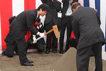 鍬入れをおこなう鈴木市長(左)と大岩議長(右)'
