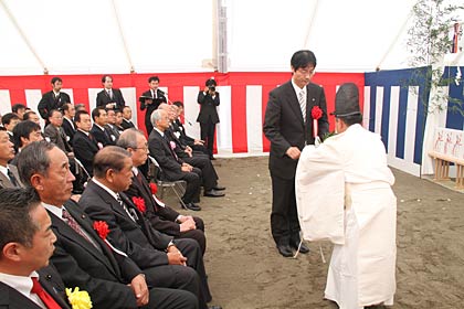 玉串を受ける鈴木市長