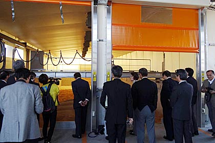 供用開の翌日28日、同センターを視察する三条市議会市民福祉常任委員協議会