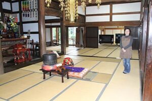 初めての手作り市「茶がま市」を開く長見寺の本堂と企画した同寺の五十嵐睦子さん