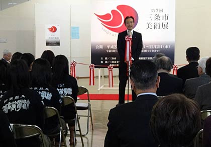 開場式であいさつする国定市長