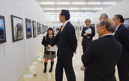 開場式後、さっそく国定市長も展示会場へ、新設の高校生対象のホープ賞を鑑賞