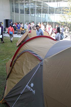 ふだんは入られない中庭でB品アウトレット抽選会
