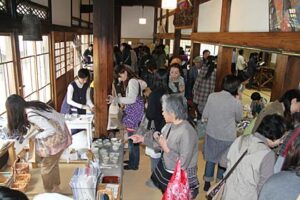 長見寺で開かれた茶がま市はびっくりするほどの来場者でごった返す