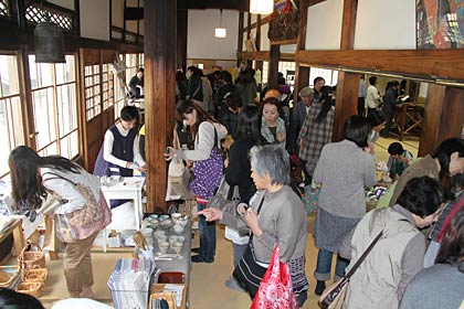 長見寺で開かれた茶がま市はびっくりするほどの来場者でごった返す