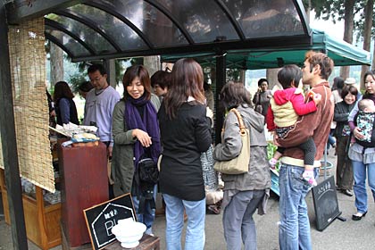前庭にも大勢の人でにぎわう