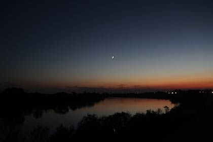  29日午後5時37分、加茂市鵜森付近から信濃川に映る夕暮れの空